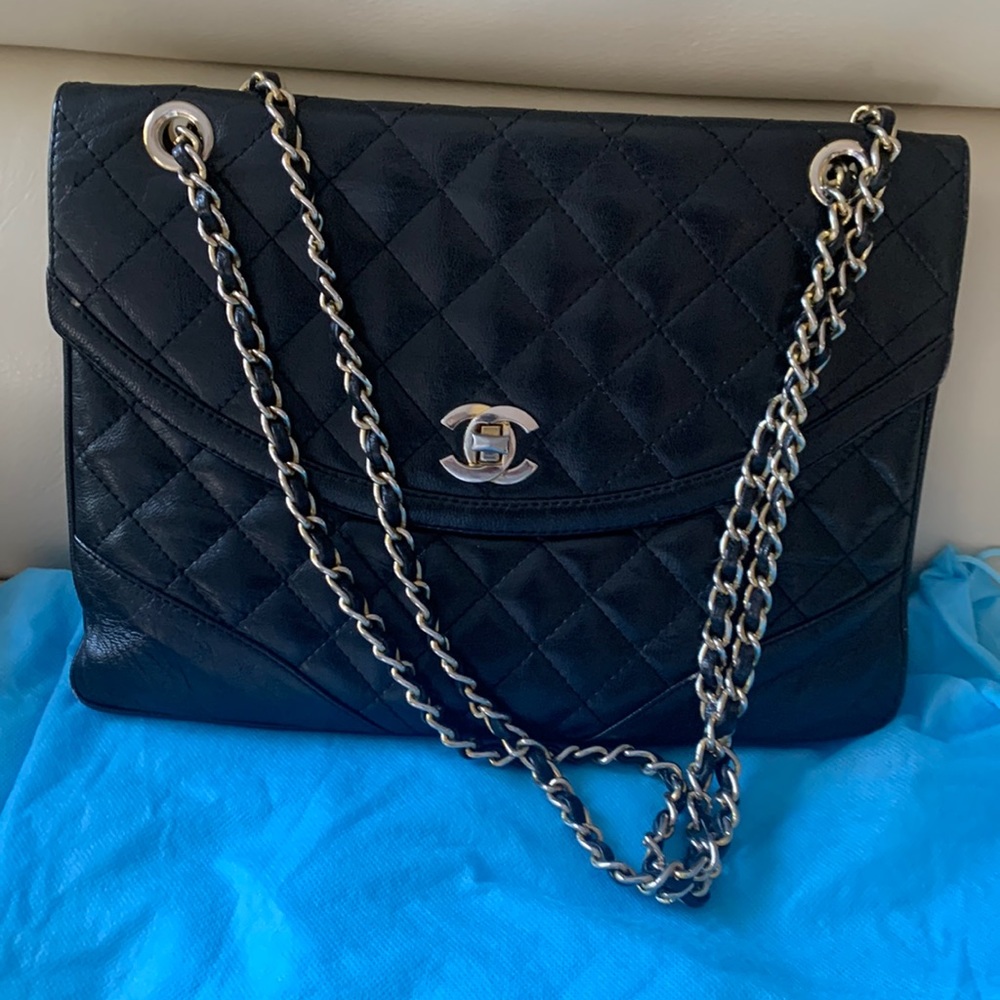 Vintage Chanel style leather purse EUC black leather interior many compartments